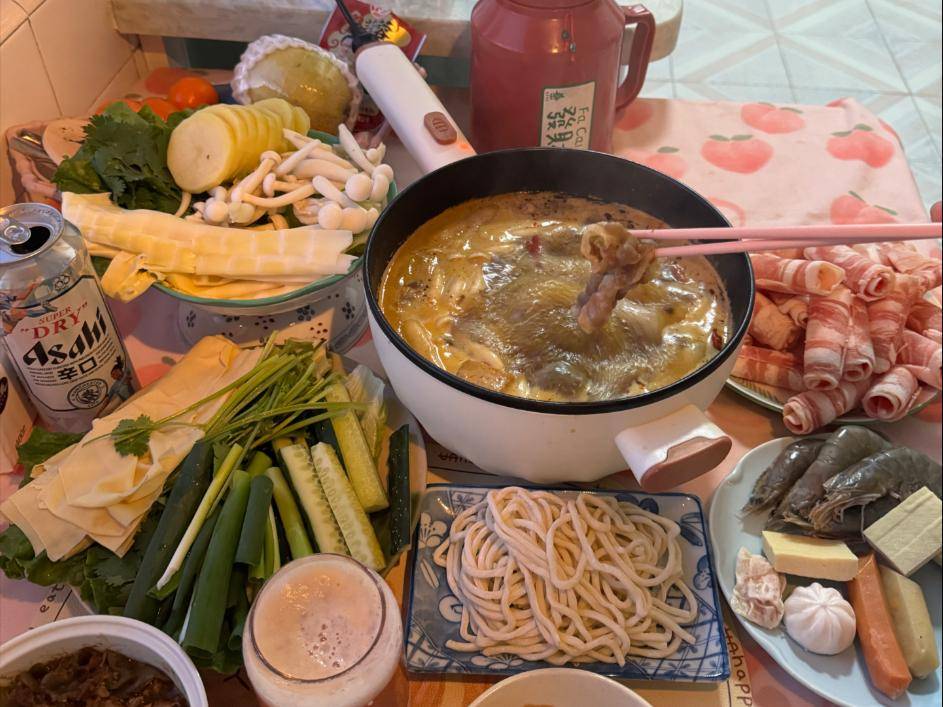 ”文化双重驱动下的火锅食材市场增量分析PG麻将胡了2“宅家经济”与“回家吃饭